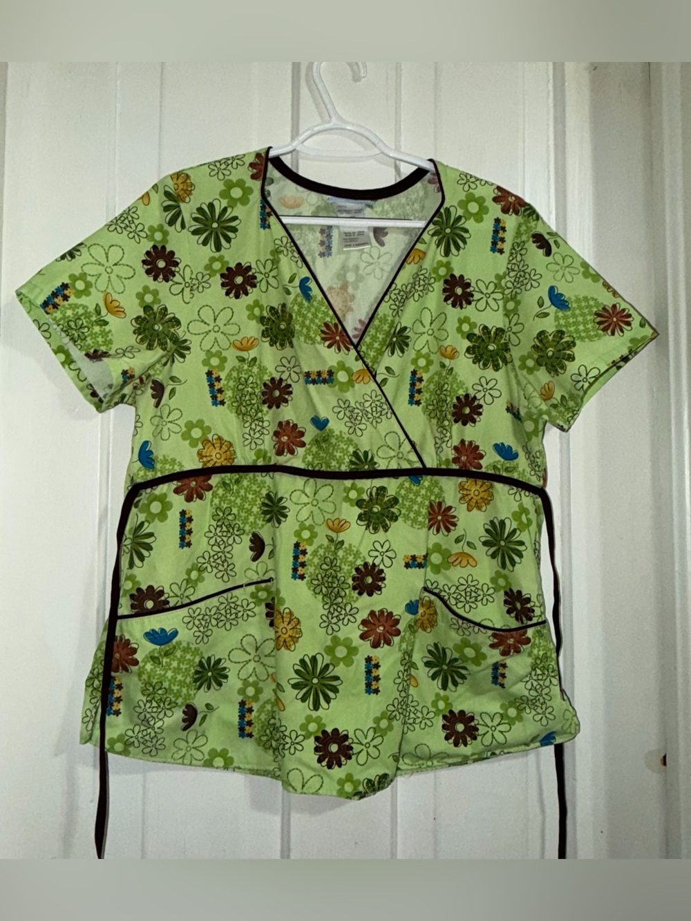 Women’s size medium scrub top shirt Green Floral Wrap Scrub Top